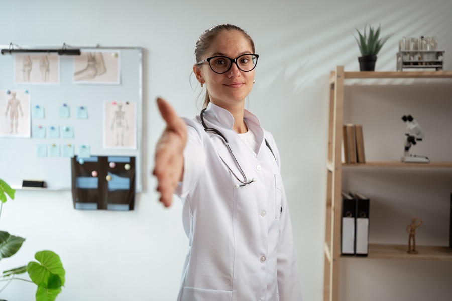 Healthcare,And,Medicine,Concept.,Female,Doctor,Say,Welcome,Ready,To