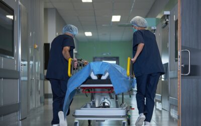Infermieri impiegati come portantini: il Tribunale riconosce il danno e condanna l’ospedale