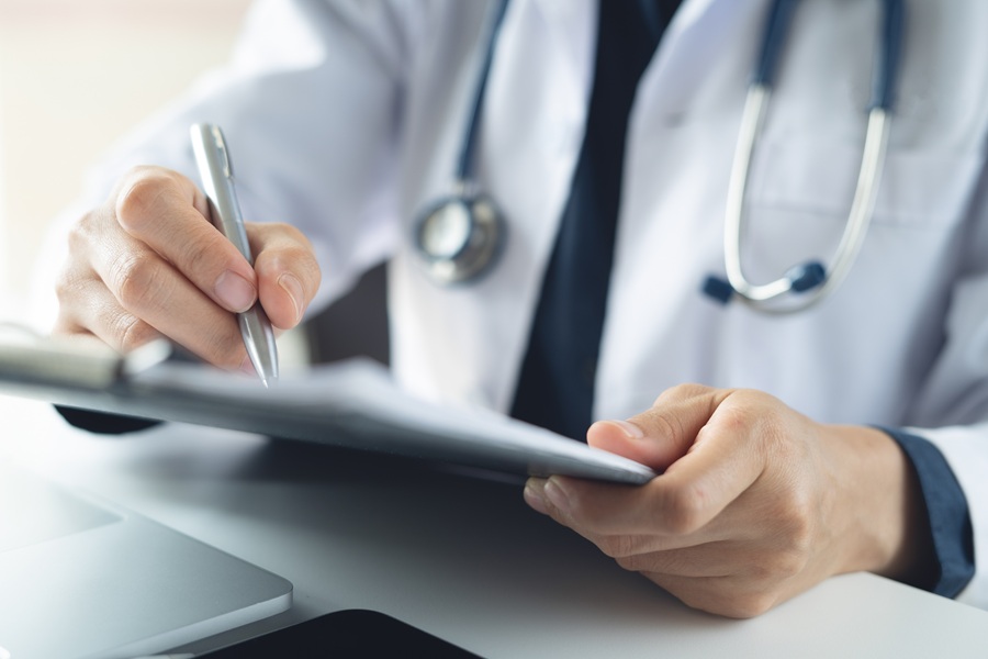 Doctor,Writing,Notes,On,Clipboard,For,Hospital,Schedule,,History,Record