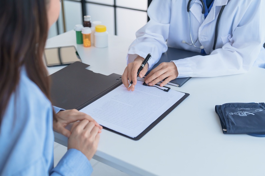 Doctor,Explaining,Treatment,Plan,And,Obtaining,Informed,Consent,While,Patient